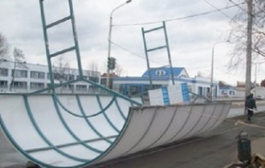 В Новороссийске ураганный ветер сносит остановки и ломает ограждения 