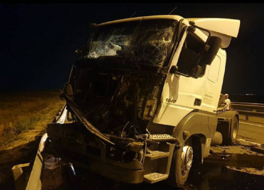 В столкновении двух большегрузов близ Тамани погиб дальнобойщик