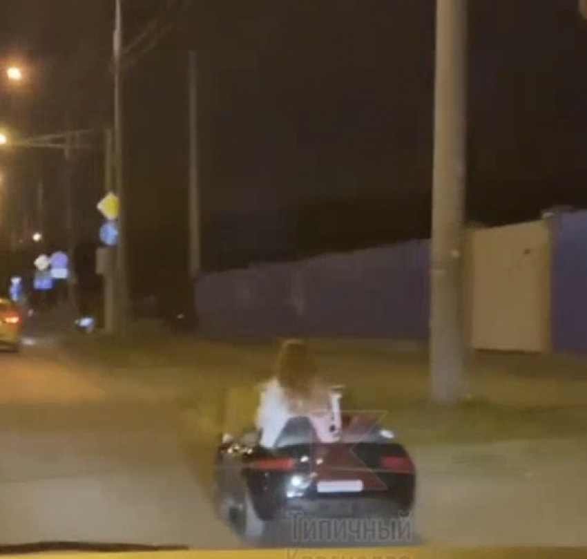 В Краснодаре подростки ездят по трассе на игрушечных авто