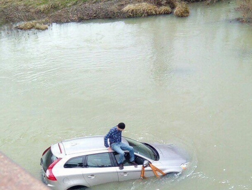 «Не УАЗ»: водитель утопил иномарку, когда пытался переехать реку в Краснодарском крае