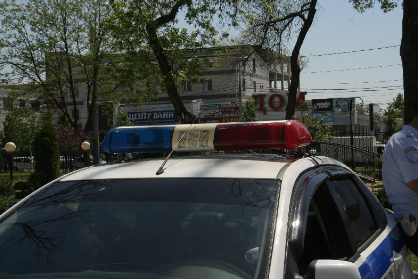 На пешеходном переходе в Краснодаре иномарка сбила неизвестного мужчину 