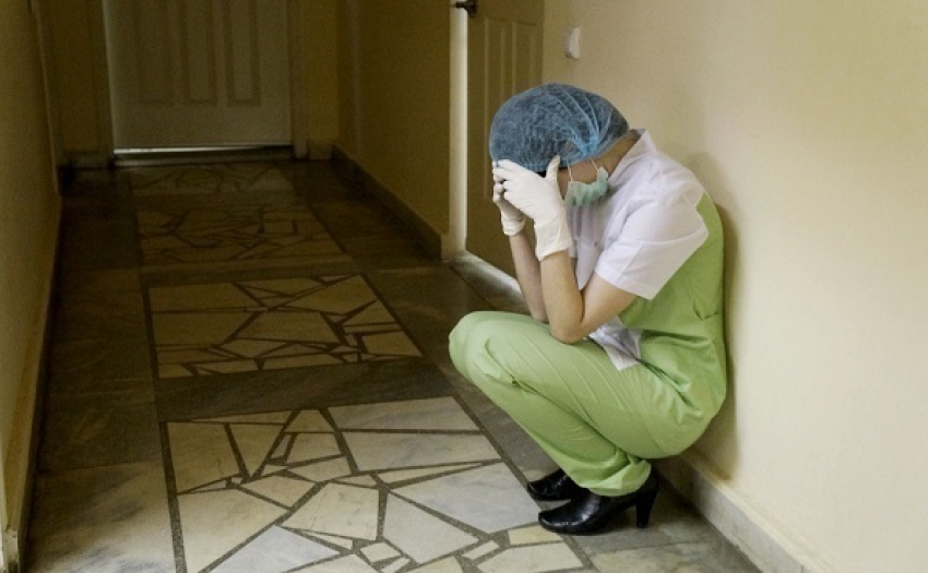 В Армавире умерла санитарка, которой упала на голову кабина грузового лифта