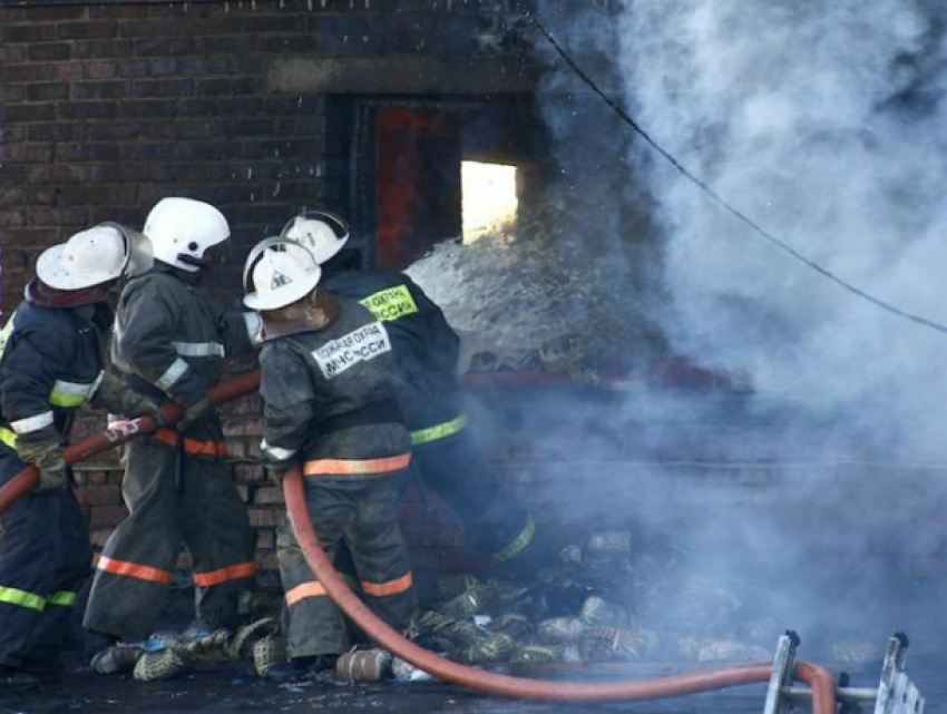 В Тимашевске загорелся большой склад на элеваторе