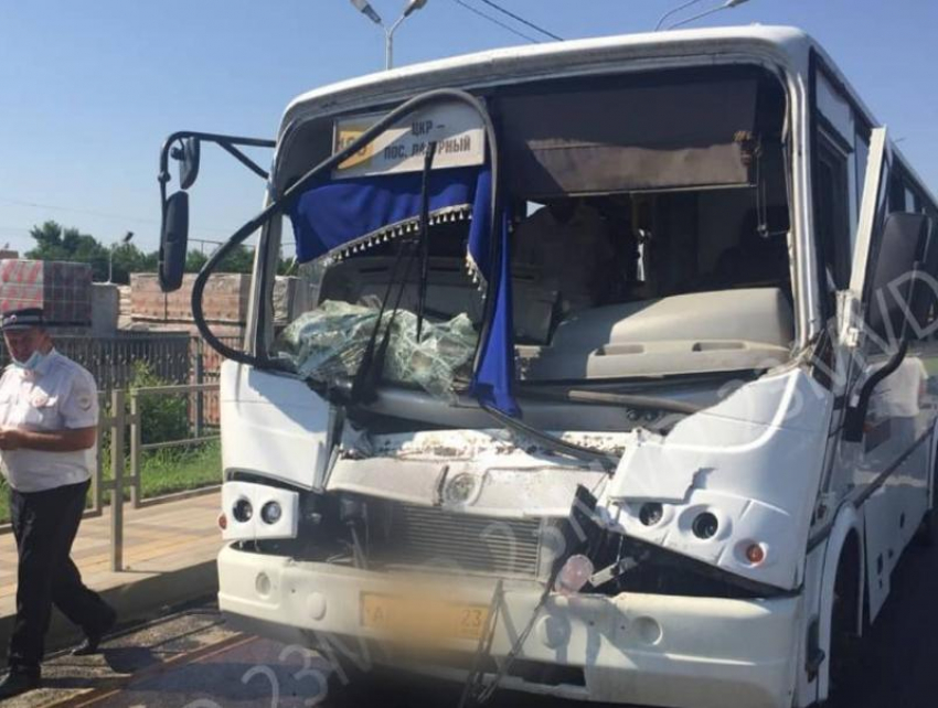 После столкновения автобуса с самосвалом в Краснодаре восемь человек попали в больницу 