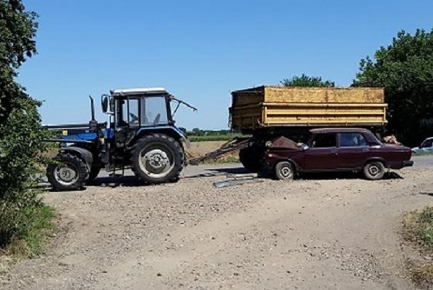 На Кубани в ДТП с трактором погиб мужчина