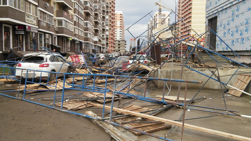 Ветер обрушил на шесть машин в Краснодаре строительную конструкцию