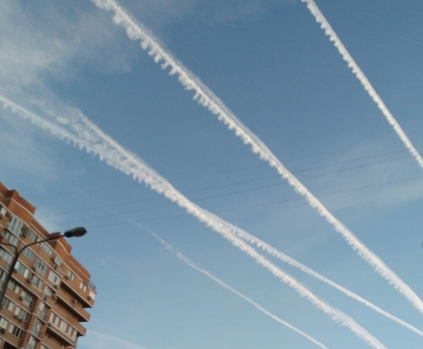 Специалисты объяснили появление самолетов с «ковидными следами» над Краснодаром