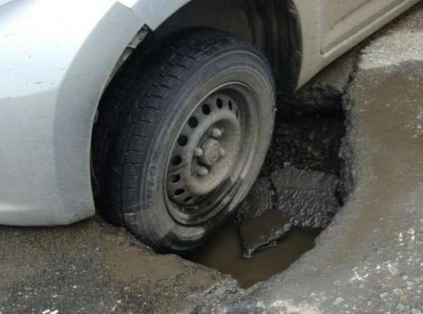 Асфальт «тает»: что делать, если вы пробили колесо в яме в Краснодарском крае