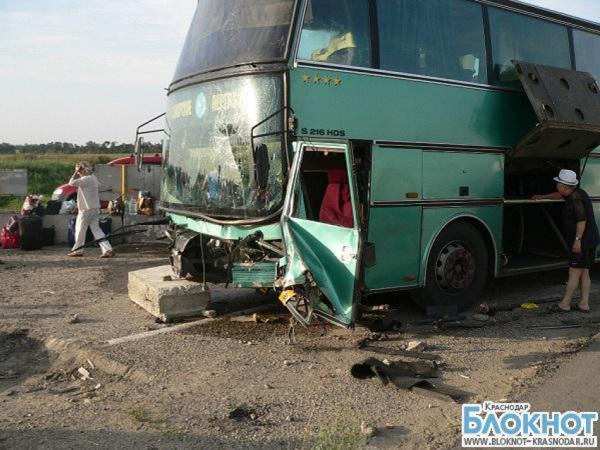 В Краснодарском крае автобус врезался в железнобетонные ограждения