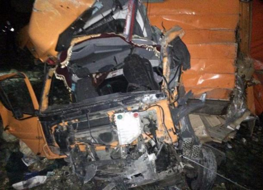 Появились фотографии с места падения грузового фургона с моста в Сочи