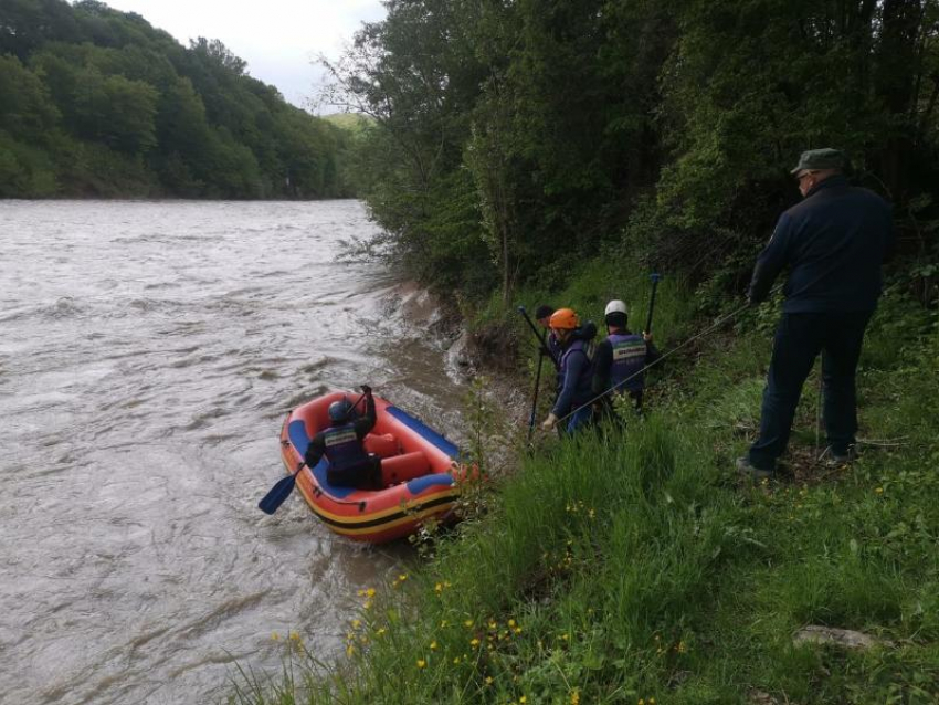 В Адыгее спасатели начали третий день поисков пропавших в реке Белой мужчин