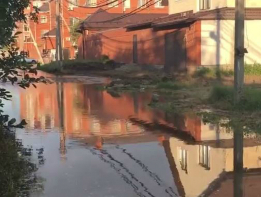В Краснодаре затопило целый квартал из-за неумелых рук рабочих, пробуривших водопроводную трубу