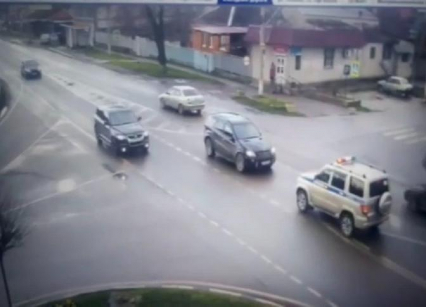 В Краснодарском крае «Мерседес» вылетел на встречку и встретил там сотрудников ГИБДД: видео