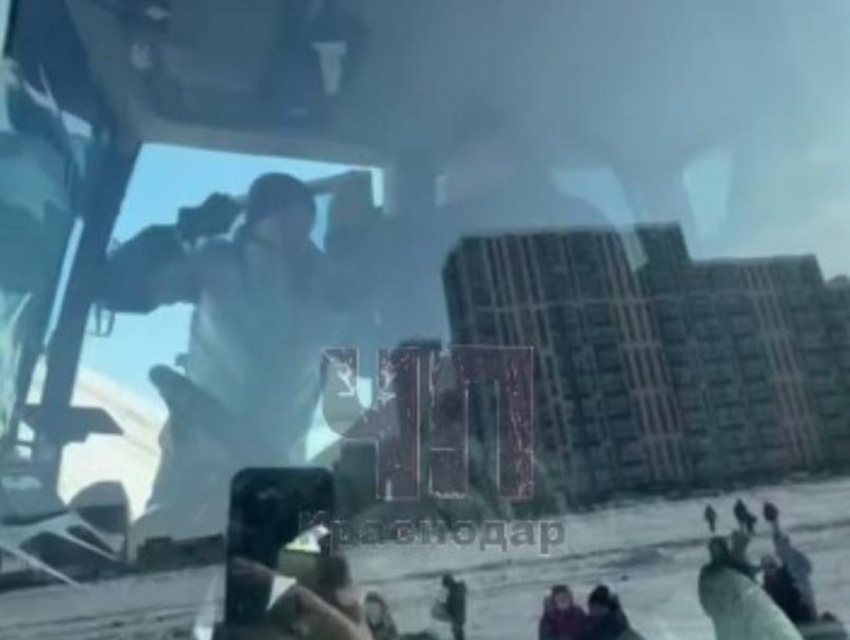 Краснодарцы устроили драку с трактористами за снежную горку