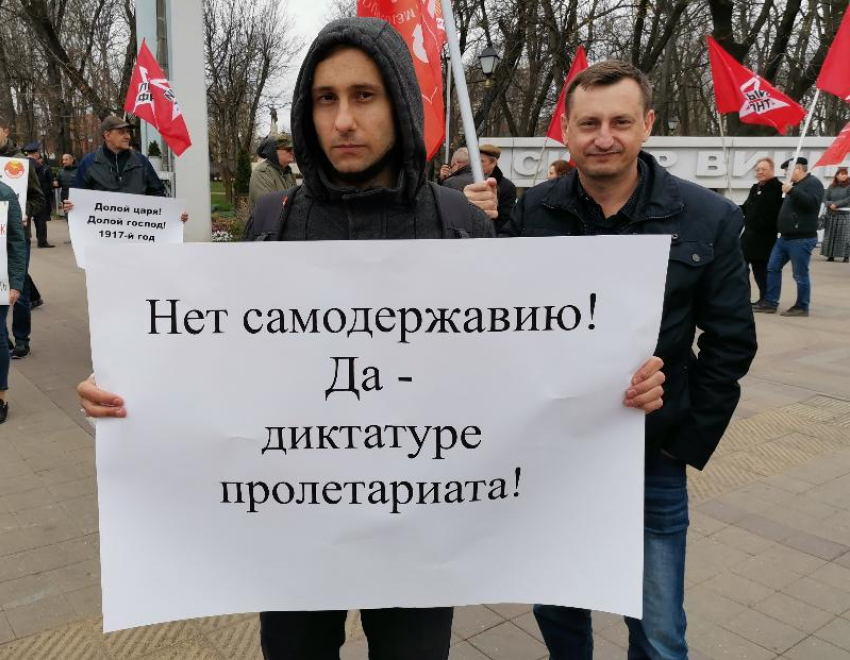 Против «обнуления»: коммунисты Краснодара провели пикет в Вишняковском сквере