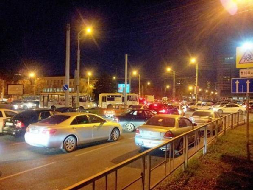 Мэр Краснодара рекомендовал убрать днем пробки и грузовики из города