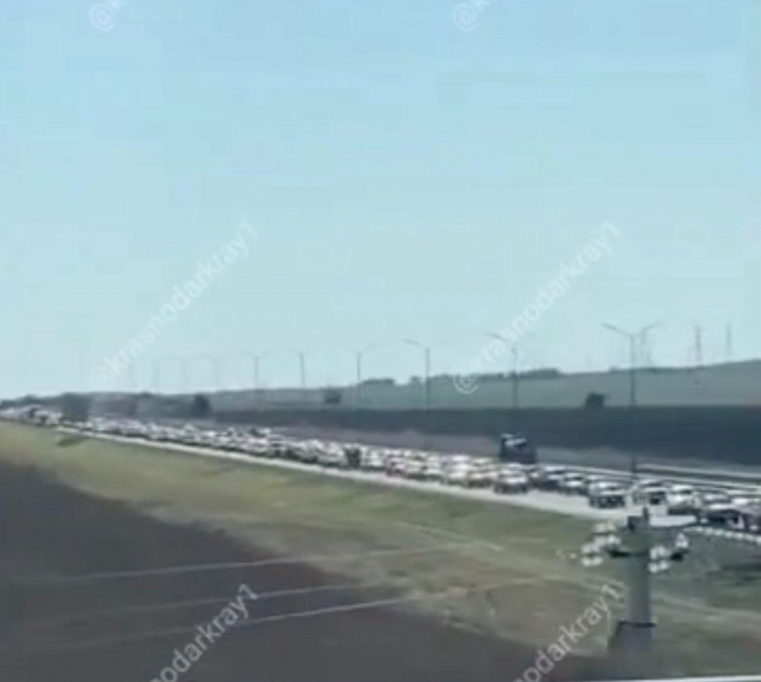 В мегапробке перед Крымским мостом стоят более 1300 авто 
