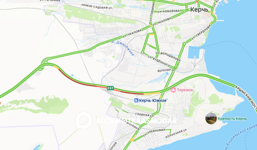 Более 300 авто ждут въезда в Краснодарский край на Крымском мосту