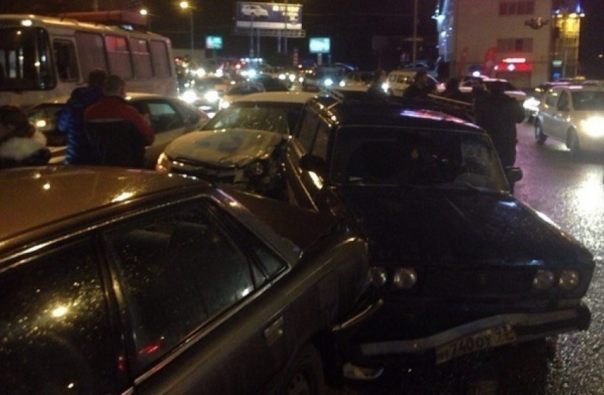 В Краснодаре столкнулись шесть автомобилей 
