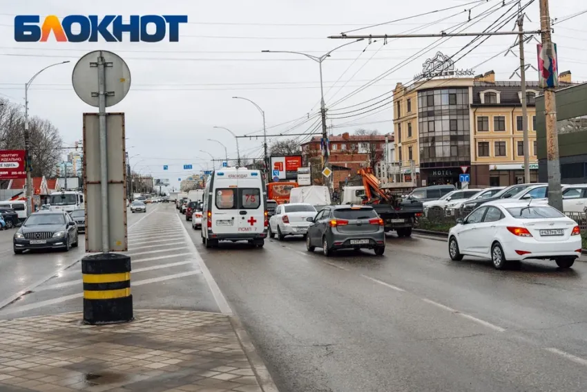 В Краснодаре образовались многокилометровые пробки на дорогах