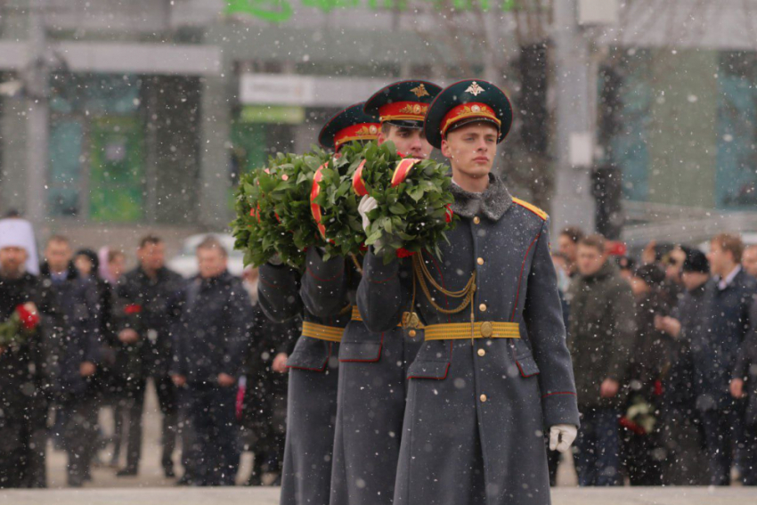 Главное в Краснодаре: к Вечному огню возложили цветы, Крымский мост восстановили, экс-мэр встречает праздник на СВО, а детей снова бьют 