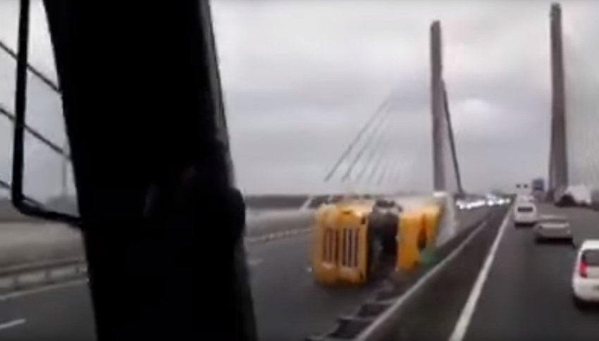 Разоблачение: Видео с падающими грузовиками на крымском мосту - фейк