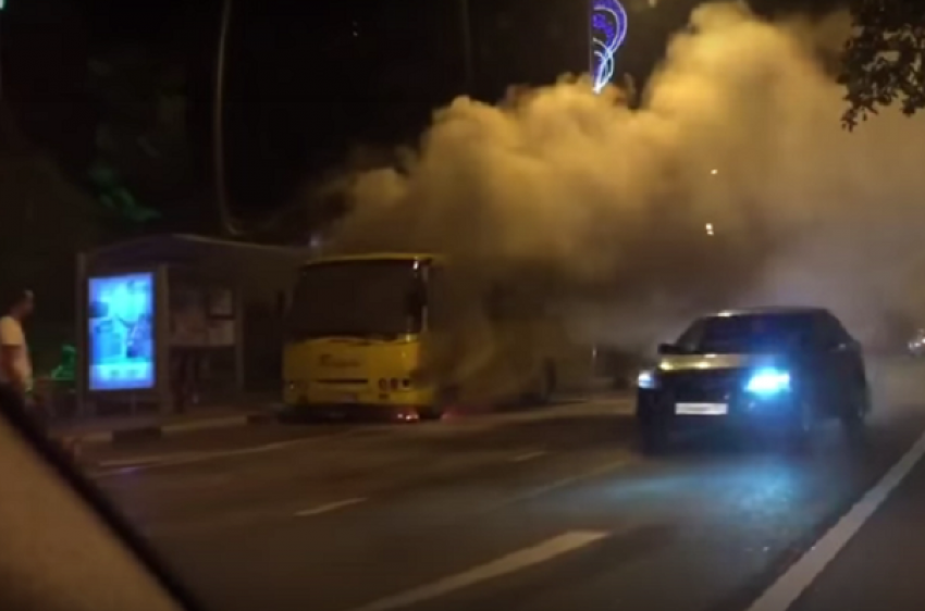 В центре Сочи на остановке вспыхнул пассажирский автобус