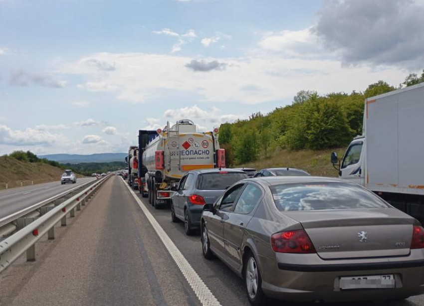 В начале выходных туристы застряли в пробках на трассе М-4 «Дон» к Черному морю