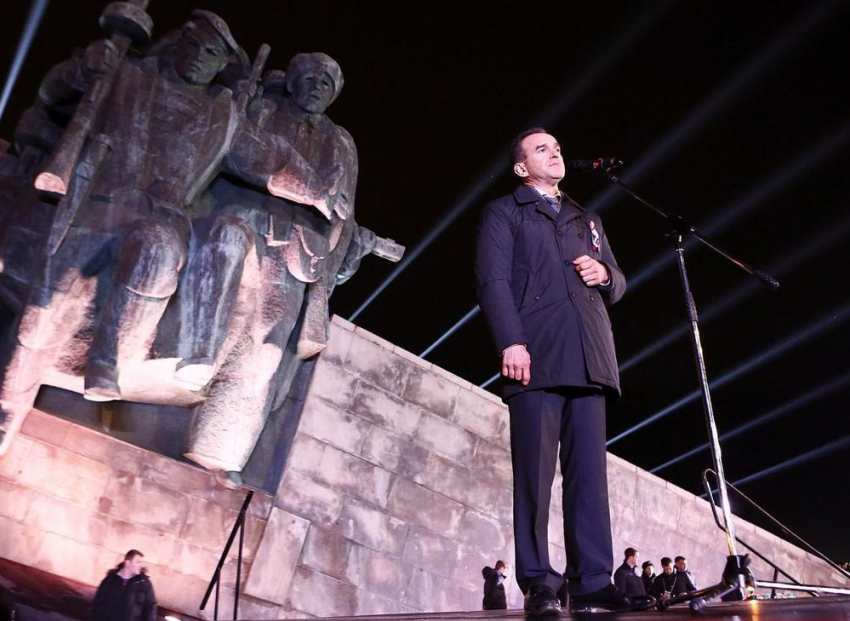 «Народ-победитель!» - Вениамин Кондратьев прошел в составе колонны «Бескозырки» в Новороссийске