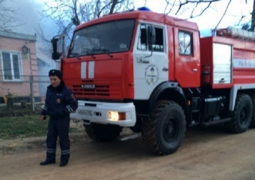 Кубанские гаишники потушили пожар в частном доме