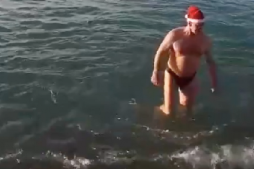 Деды Морозы открыли купальный сезон в Чёрном море