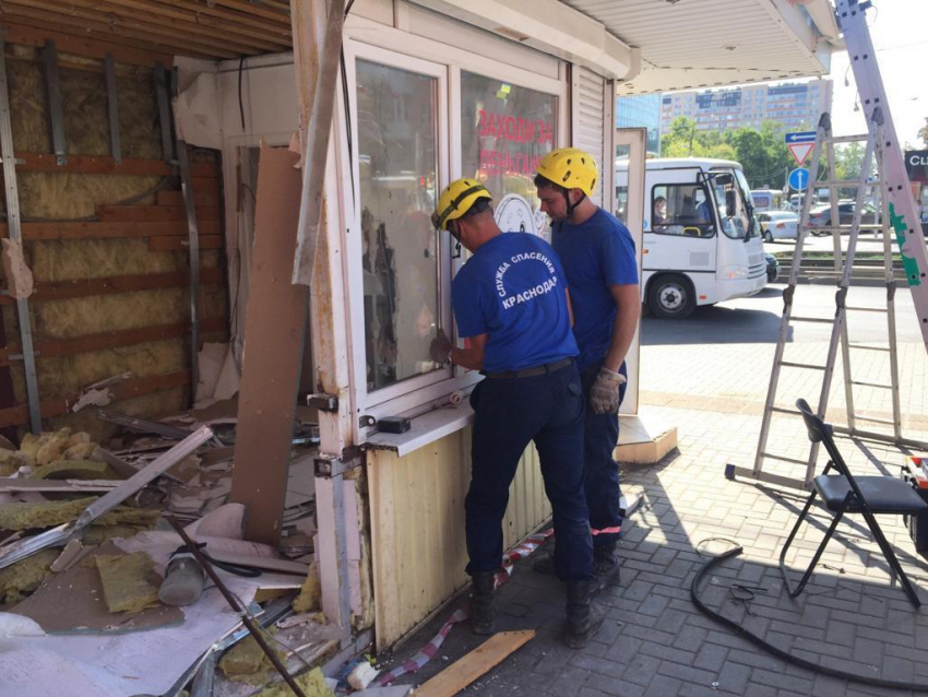 Два незаконных киоска начали сносить в центре Краснодара