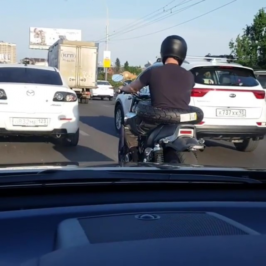 Краснодарский мотоциклист-нарушитель обезопасил себя «покрышкой"