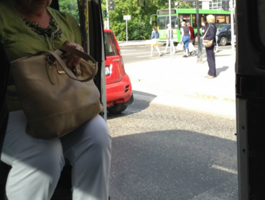 Пенсионерка выпала из маршрутки на полном ходу в Краснодаре