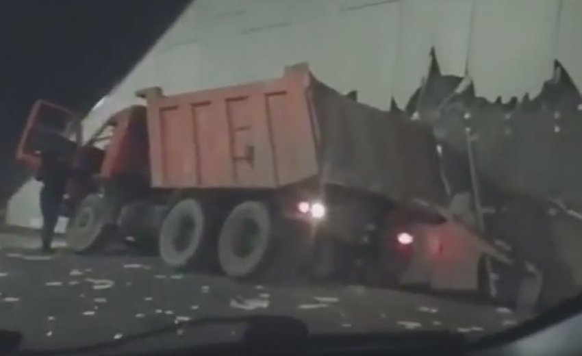 "Только доделали, похоже, специально": пользователи сети обсуждают аварию с «КамАЗом» в Сочи