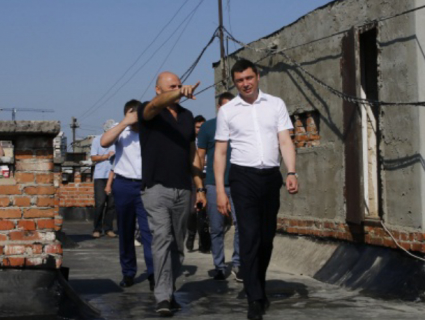 Мэр Краснодара снова забрался на крышу многоэтажки и пригрозил подрядчикам