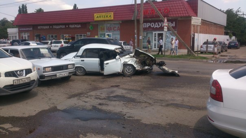  В Краснодаре в ДТП водитель «семерки» пробил головой лобовое стекло