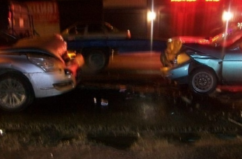 В Краснодаре при лобовом столкновении автомобилей пострадали два человека