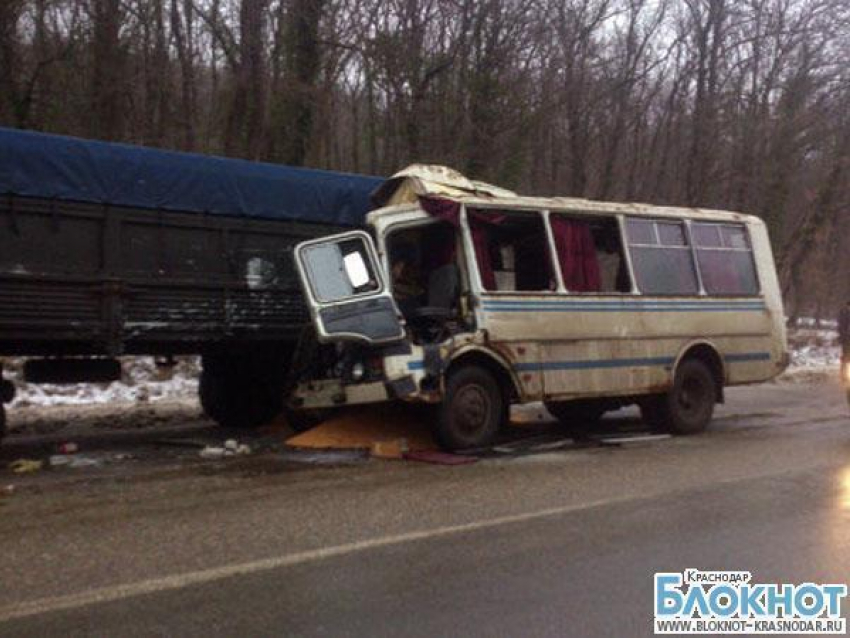 В Новороссийске при столкновении автобуса с КамАЗом пострадали трое