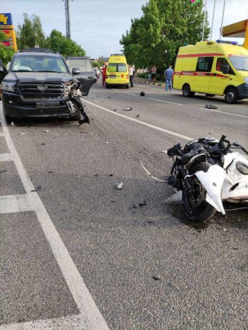 В Сочи мотоциклист погиб, врезавшись на встречной полосе в Toyota