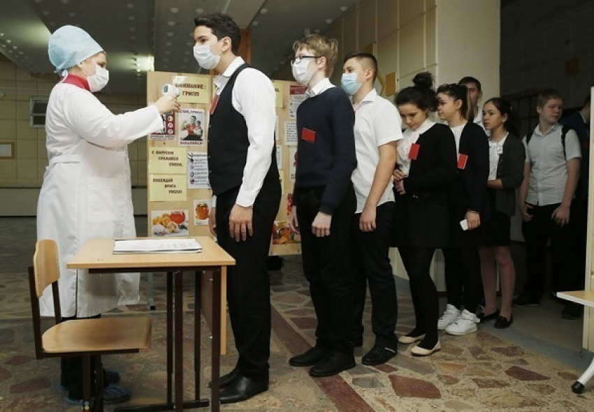 В Краснодаре из-за угрозы гриппа ученикам при входе в школу меряют температуру