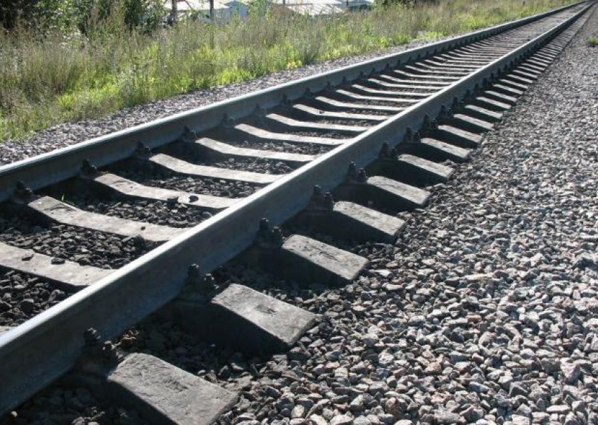 Под Краснодаром поезд насмерть сбил молодого мужчину
