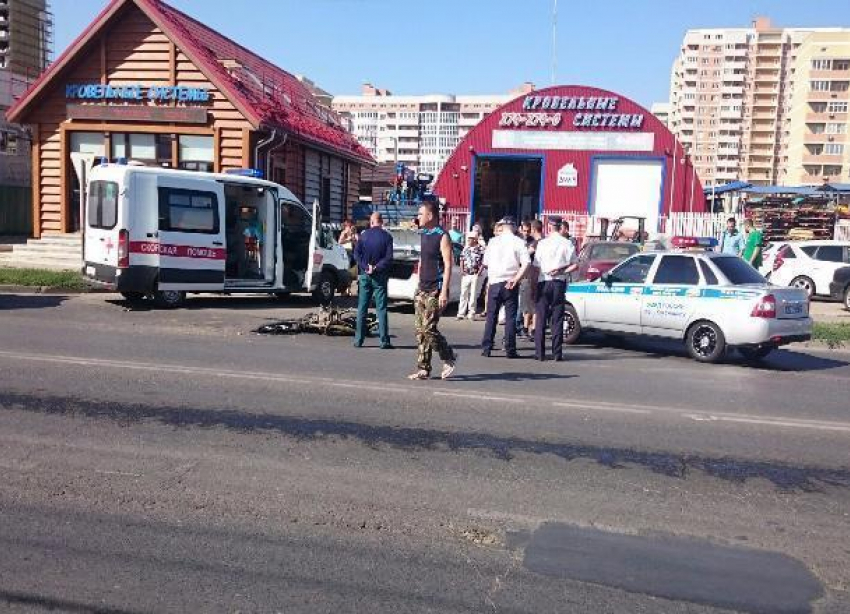 В Краснодаре водитель «Хонды» сбил двух мопедистов: их госпитализировали