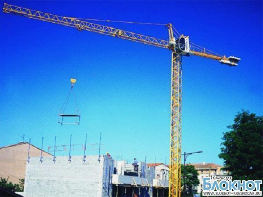 В столице Кубани бетонная плита придавила рабочего