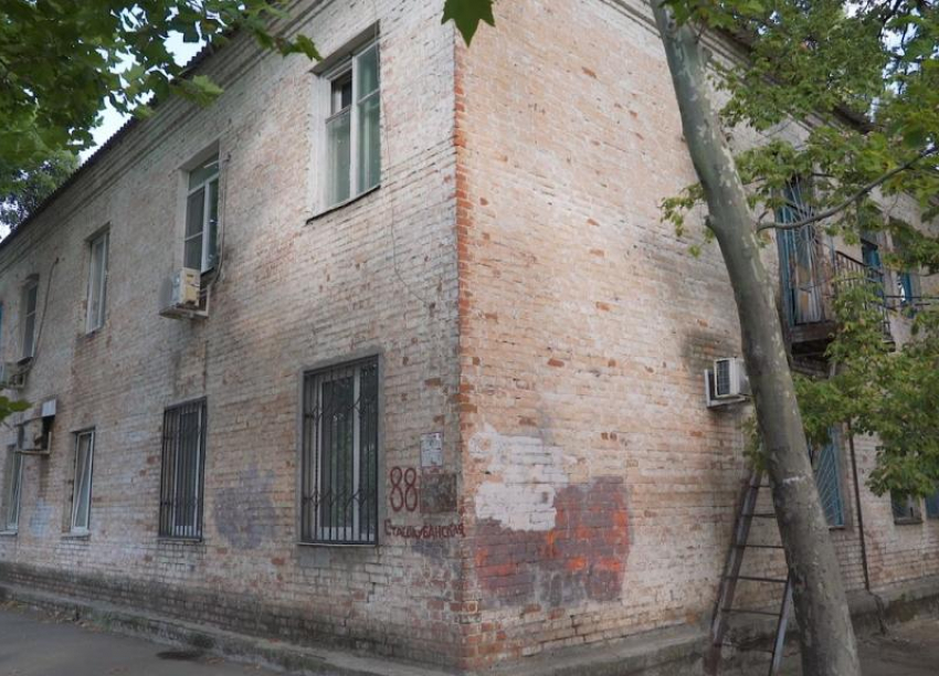 В мэрии Краснодара рассказали, как будут расселять жильцов ветхого общежития на Старокубанской