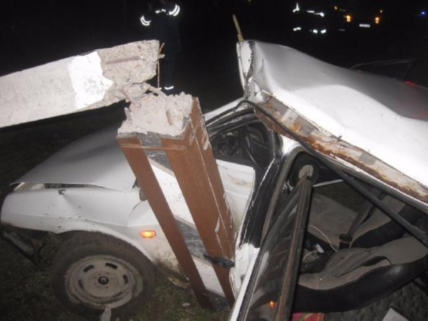 В Анапском районе пьяный водитель врезался в столб ЛЭП