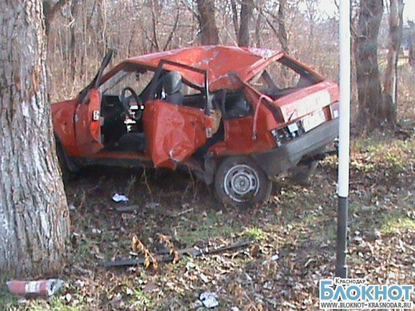 В Гулькевичах трое пострадали из-за наезда на дерево