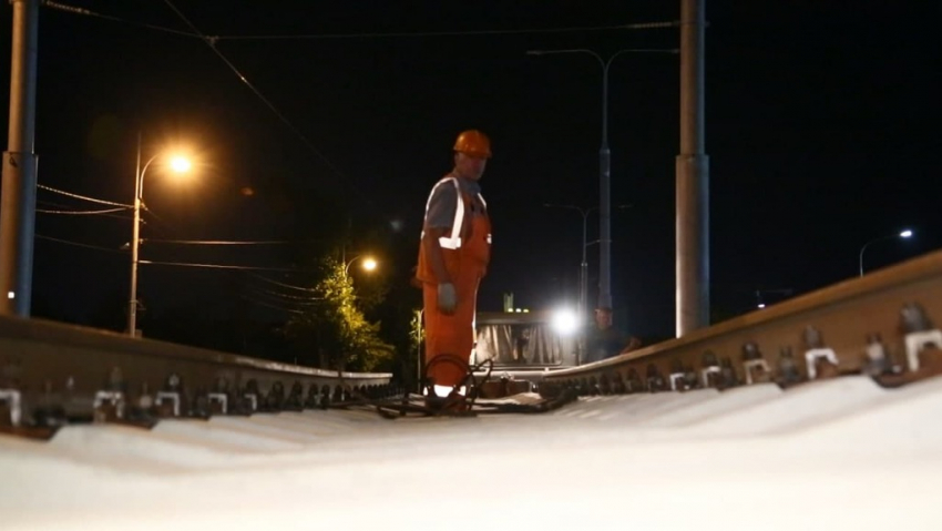 В Краснодаре возобновили укладку трамвайного пути на улице Московской