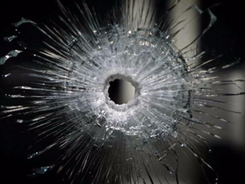 В Краснодаре хулиганы расстреляли из пневматического пистолета окно квартиры местной жительницы