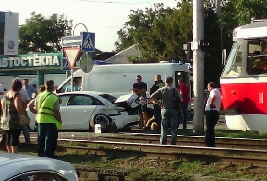 В Краснодаре авария «Ауди» и трамвая спровоцировала транспортный коллапс
